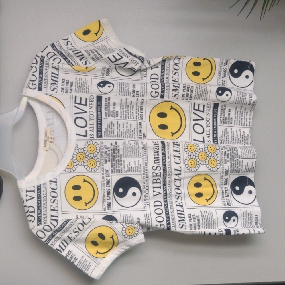 Good Vibes Love Is All You Need Quote Magazine Print Smiley😊Top Sz Meduim #New